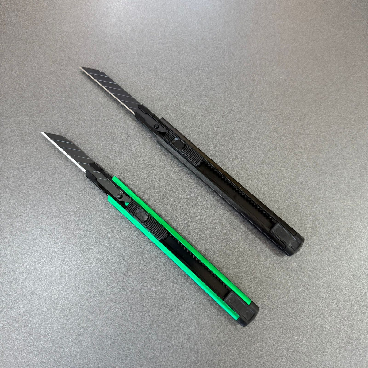 Estilete Profissional de Alumínio com Lâmina 30° – Verde ou Preto