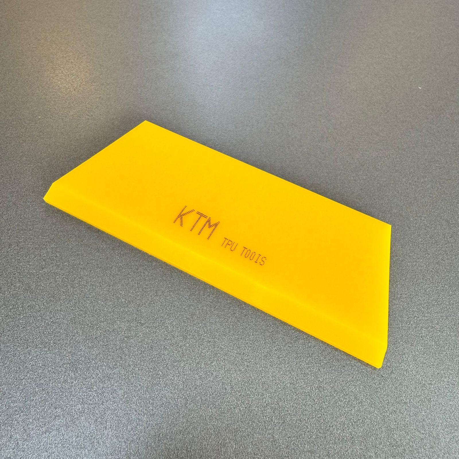 Borracha Amarela KTM Macia 13x5cm p/ Aplicação de Películas