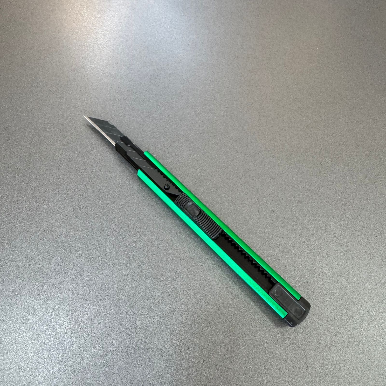Estilete Profissional Aluminio com lâmina 30°