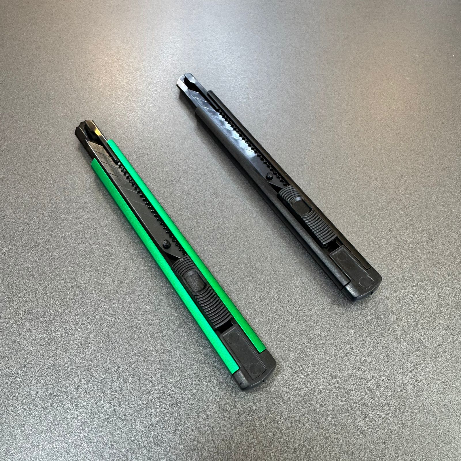 Kit com 2 Estiletes Profissionais em Alumínio 9mm + 1 Lâmina de Reposição | Ferramentas para Window Film, PPF e Adesivos