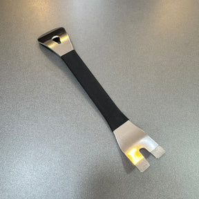 Ferramenta de Metal Curva para Remoção de Grampos e Forração de Porta