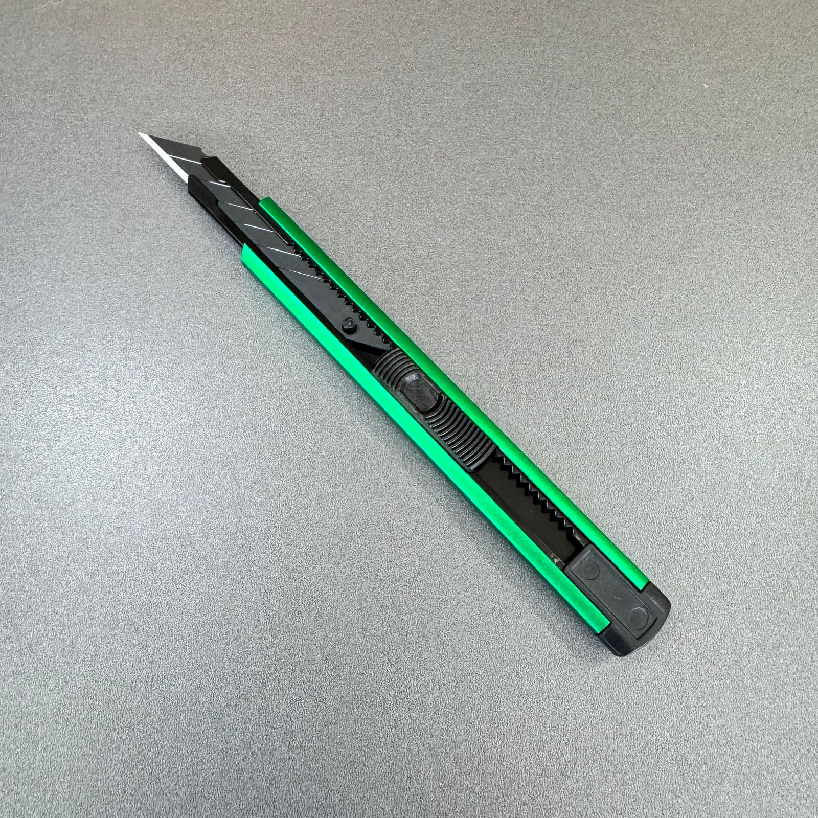 Estilete 9mm em Alumínio  — Verde ou Preto