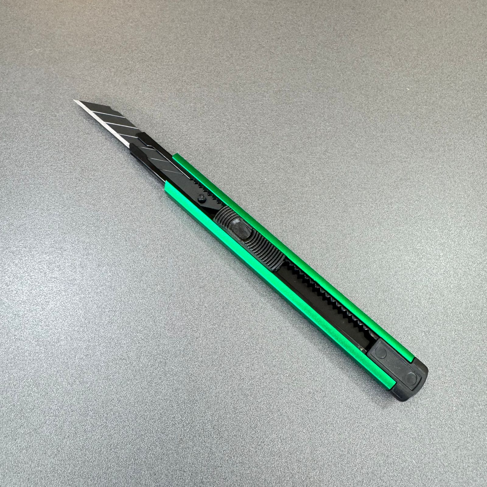 Estilete 9mm em Alumínio  — Verde ou Preto