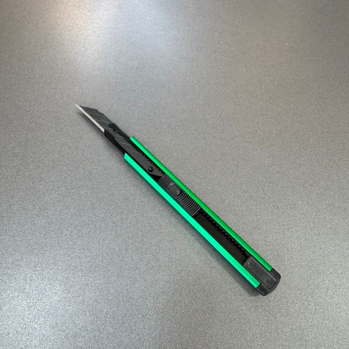 Estilete Profissional Aluminio com lâmina 30°